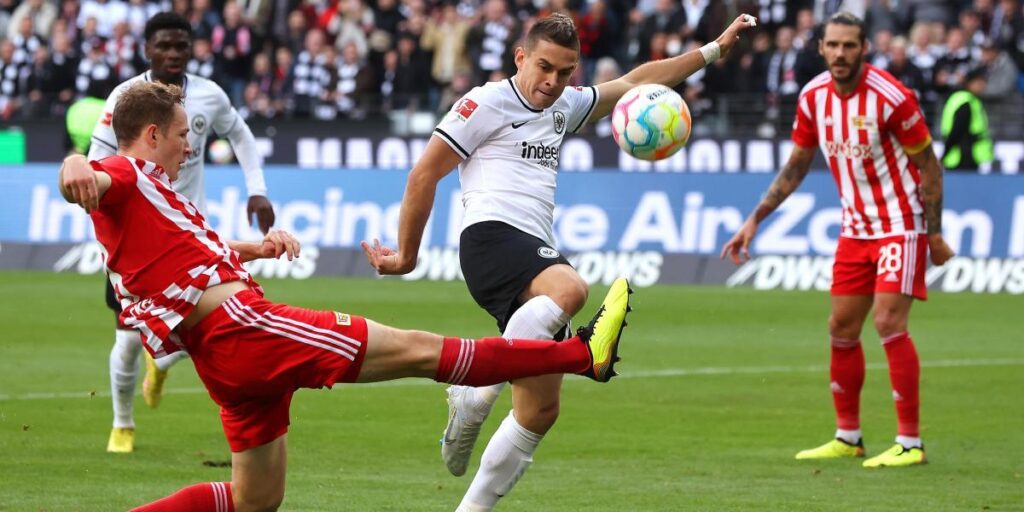 El Union Berlin pierde en Frankfurt pero sigue siendo líder