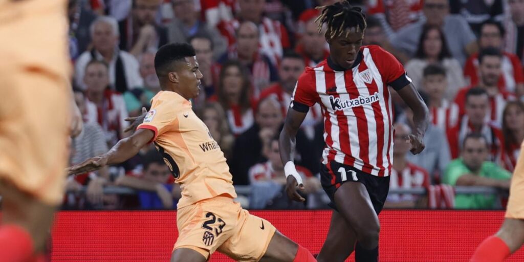 El árbitro pitó penalti por mano de Reinildo... ¡y el balón le dio en la cara!