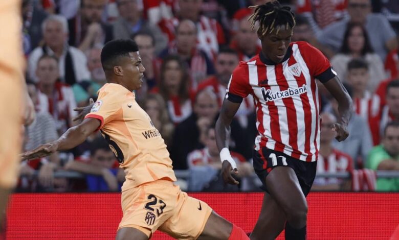 El árbitro pitó penalti por mano de Reinildo... ¡y el balón le dio en la cara!