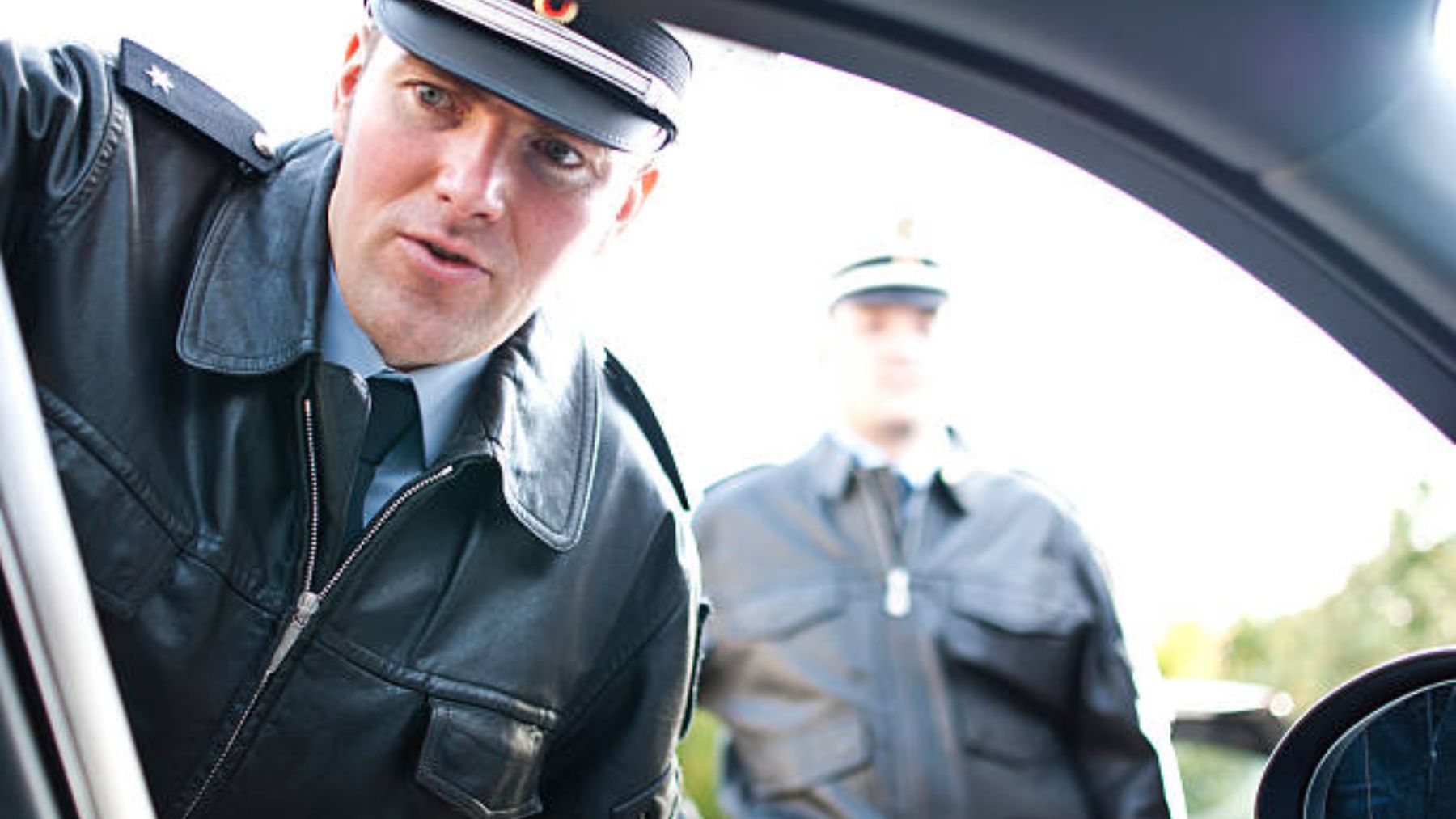 El curioso motivo por el que los policías tocan los coches de los detenidos