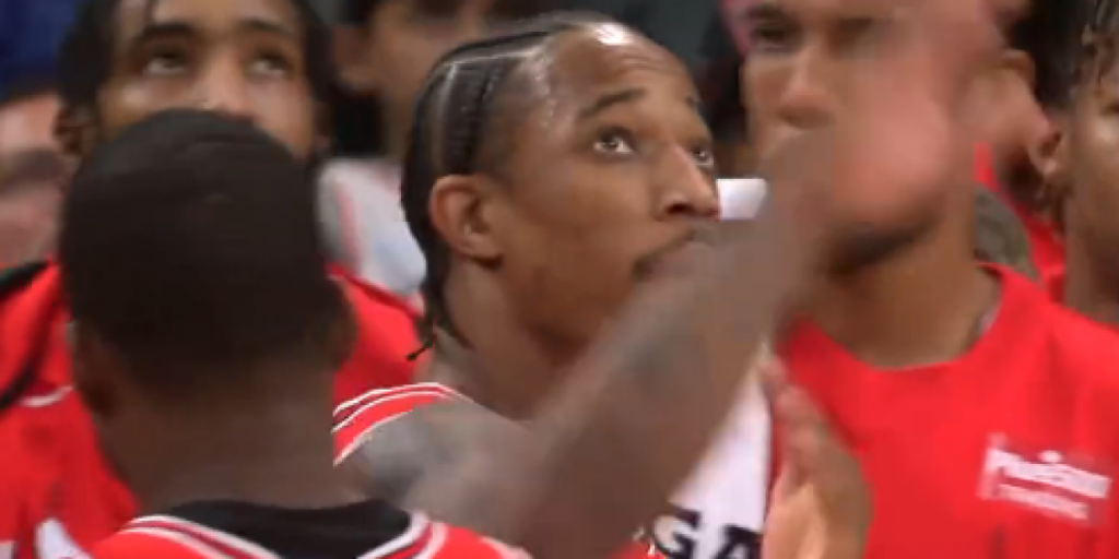 El detalle espectacular de Popovich con DeMar DeRozan por sus 20.000 puntos