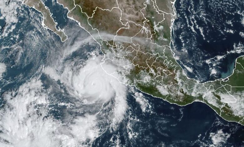 El huracán ‘Roslyn’ de categoría 3 impacta en las costas de Nayarit