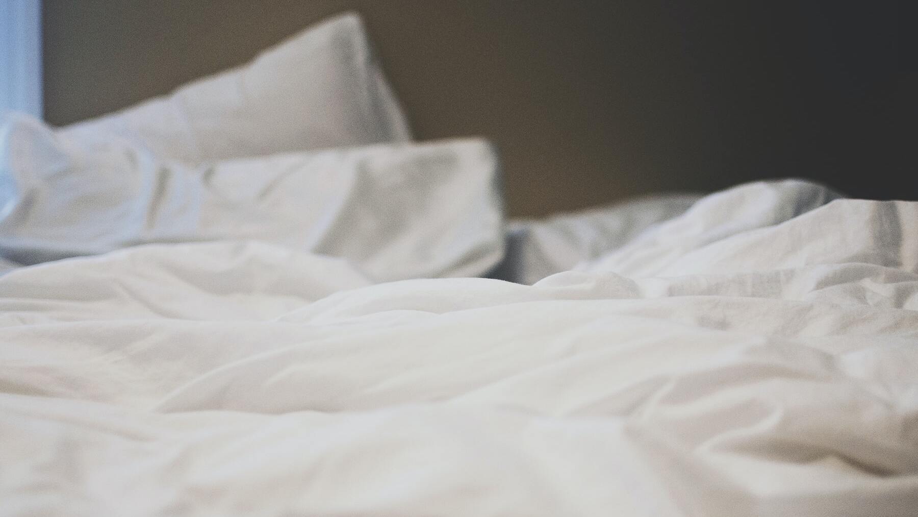 El largo tiempo que suelen tardar los hombres solteros en cambiar las sábanas