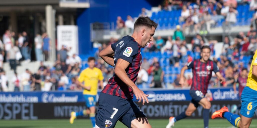 El líder, Las Palmas, encaja en Huesca su primera derrota