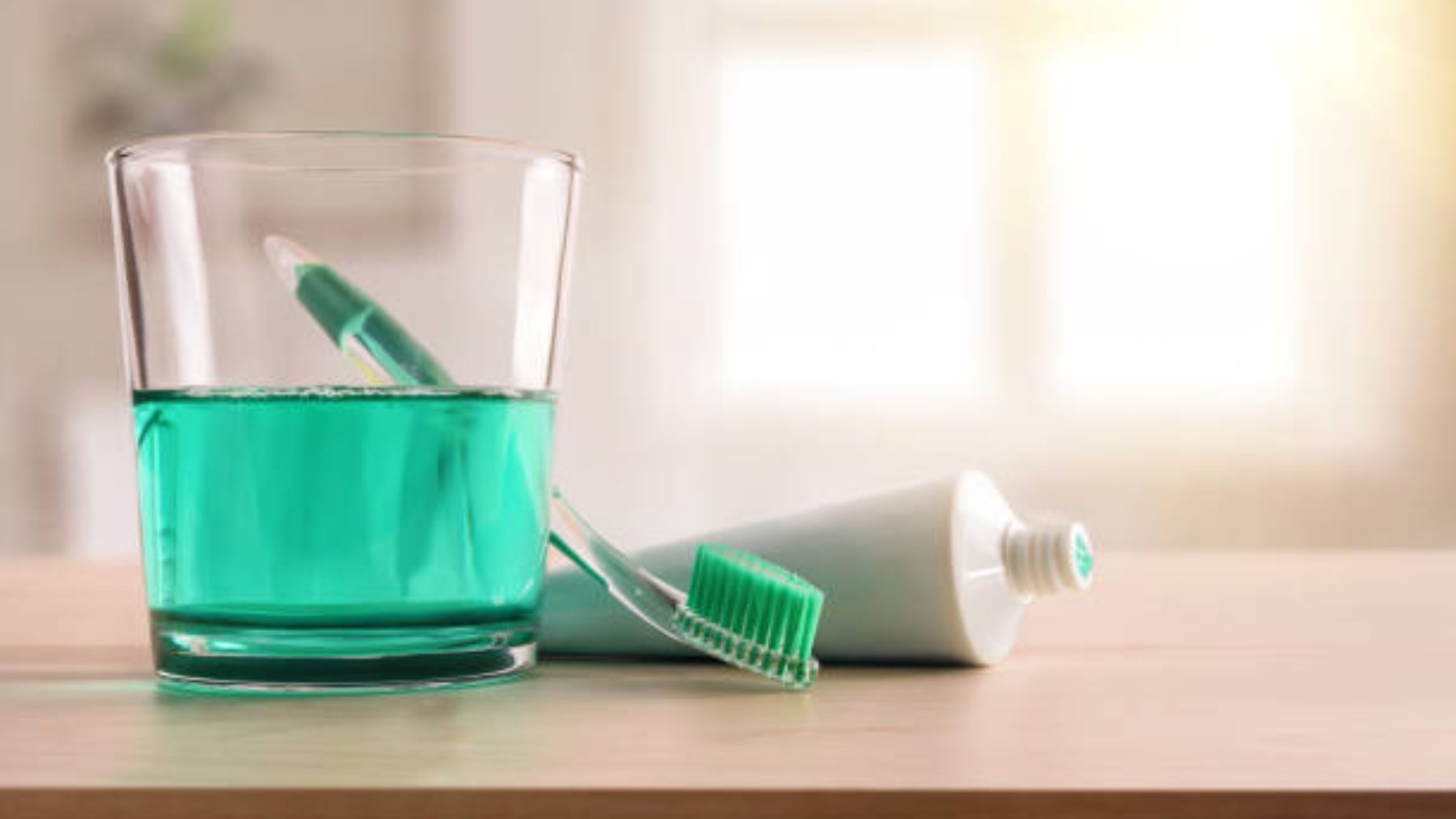 El motivo por el que no debes usar enjuague bucal tras cepillarte los dientes