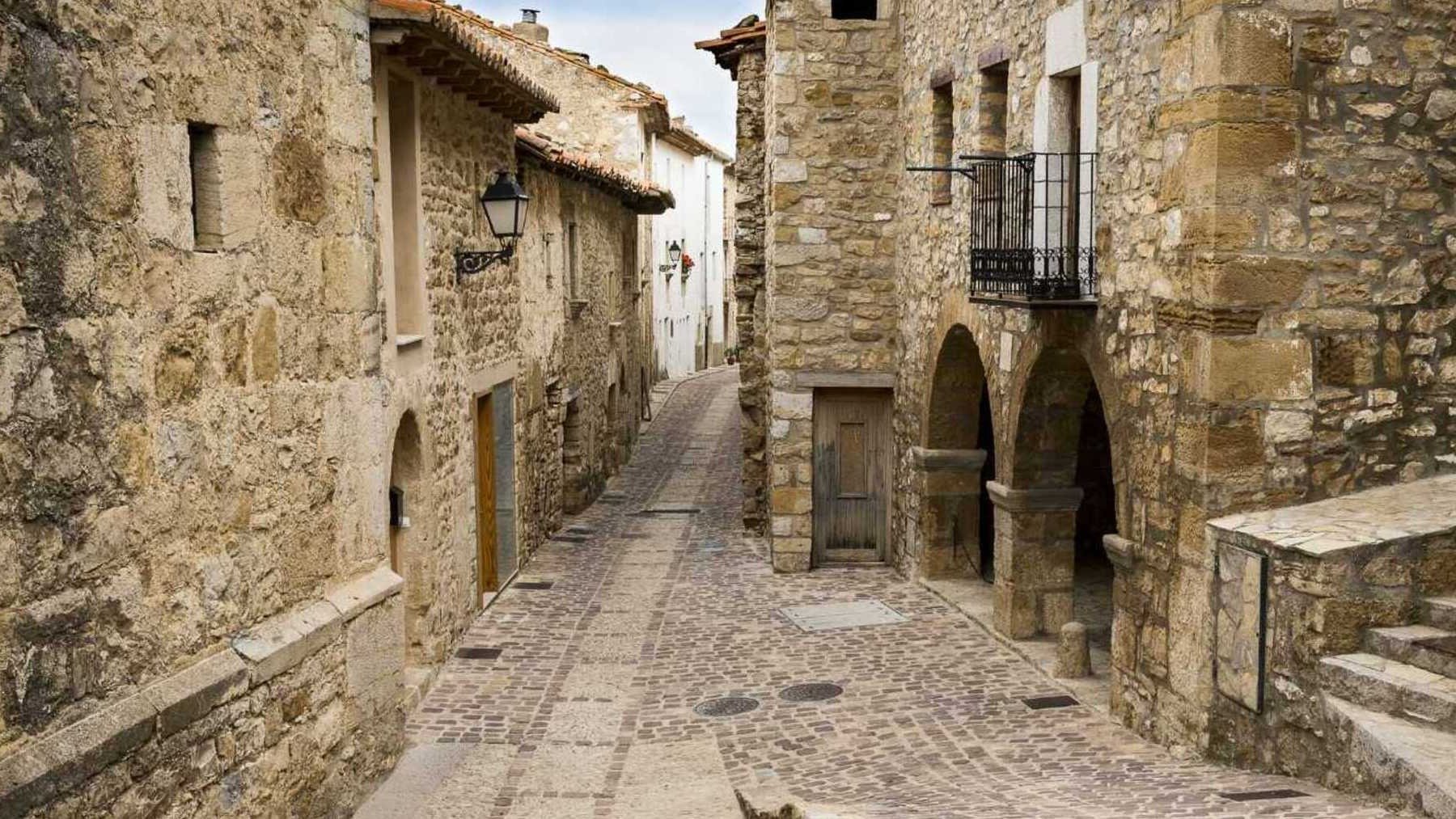 El precioso pueblo para hacer un viaje en el tiempo este otoño