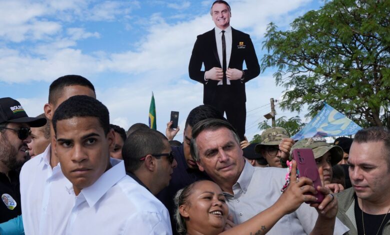 El presidente Bolsonaro abre el grifo del dinero público para arrancar a Lula votos entre los pobres