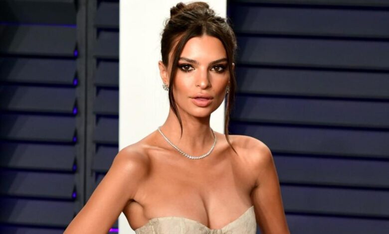 Emily Ratajkowski 'enciende' Instagram con su vestido que deja poco a la imaginación
