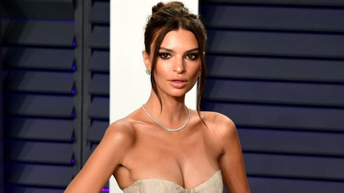 Emily Ratajkowski 'enciende' Instagram con su vestido que deja poco a la imaginación