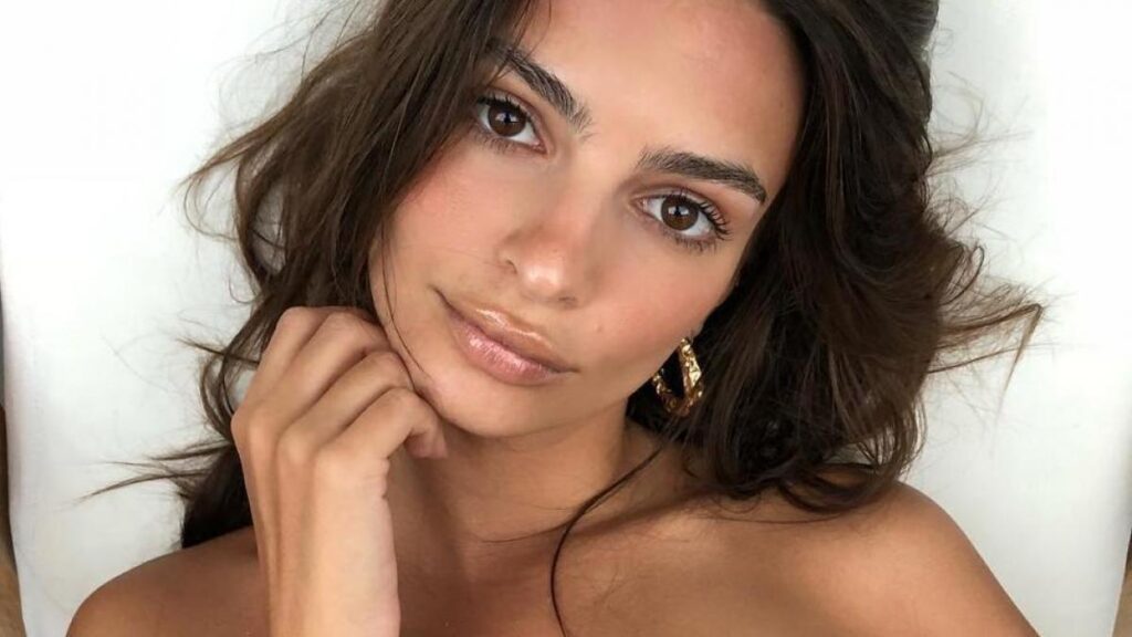 Emily Ratajkowski y su vestido que deja poco a la imaginación con el que ha 'encendido' Instagram