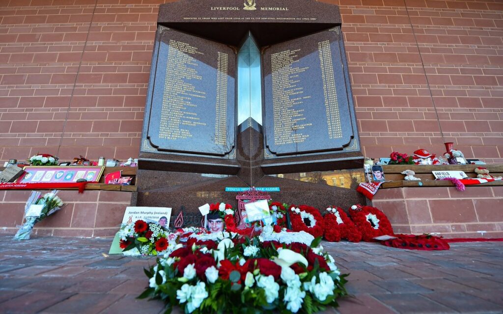 Estas son las peores tragedias en estadios de futbol | Video