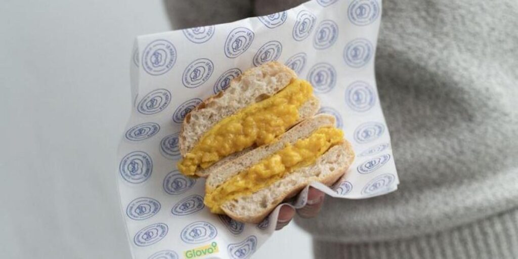 Este es el bocata de tortilla de patatas que ha revolucionado Madrid