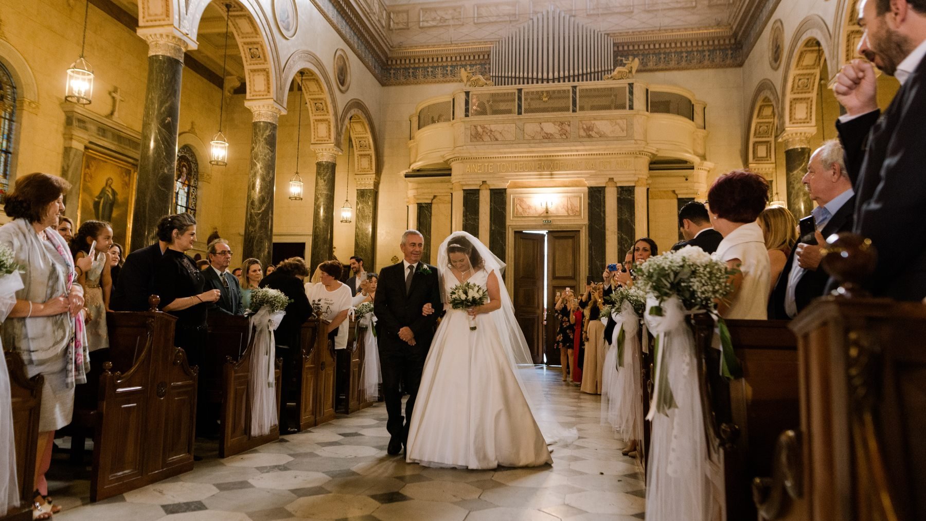 Este es el protocolo de entrada a la iglesia en una boda