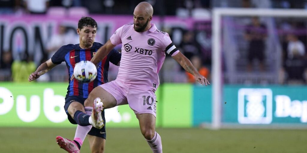 Excompañeros de selección despiden a Higuaín