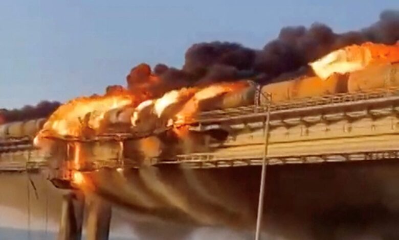 Explosión en puente que conecta Rusia con la península de Crimea cobra tres vidas | Videos