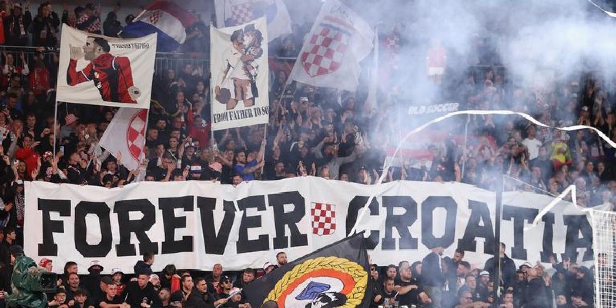 Expulsados por hacer el saludo nazi