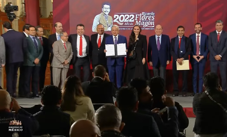 Firma AMLO plan antiinflacionario para 24 productos básicos; estos son los 10 puntos