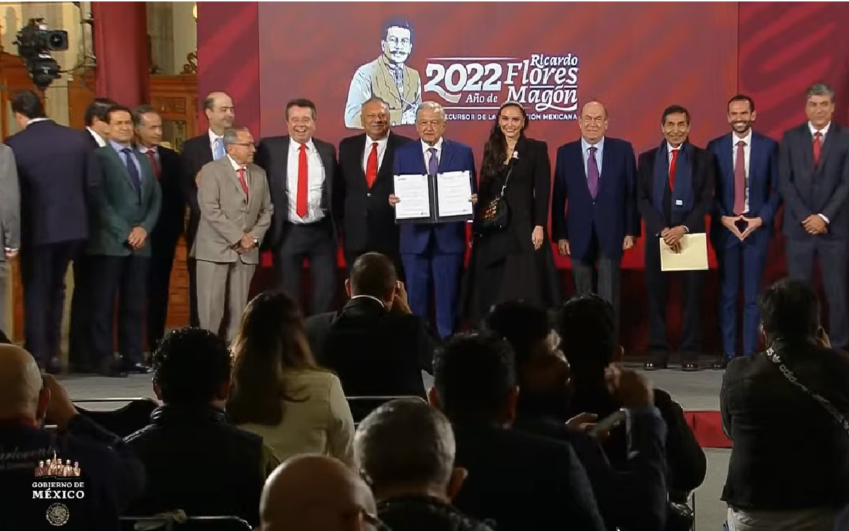 Firma AMLO plan antiinflacionario para 24 productos básicos; estos son los 10 puntos