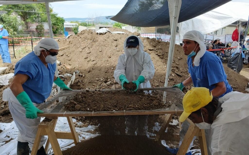 Fiscalía de Morelos continuará la búsqueda de cuerpos en fosa del panteón de Jojutla