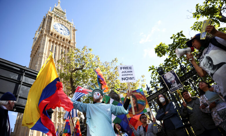 Forman cadena humana en defensa de Julian Assange | Fotos y video
