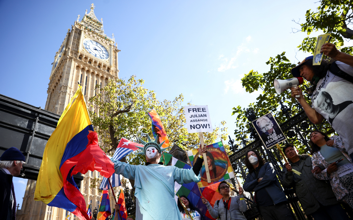 Forman cadena humana en defensa de Julian Assange | Fotos y video