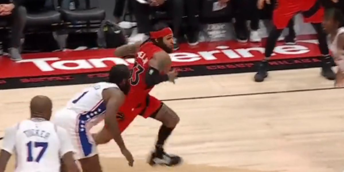 Gary Trent Jr. le hace un traje a James Harden