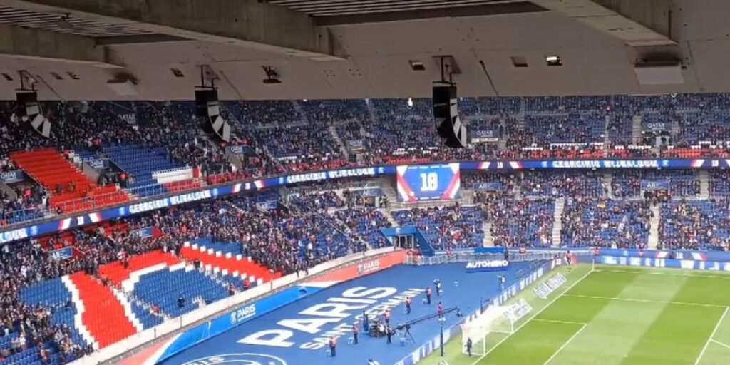 Golpe a la grada de los radicales del PSG