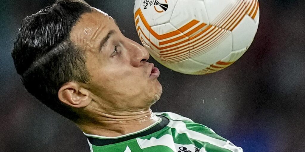 Guardado será sancionado con un partido en la Europa League