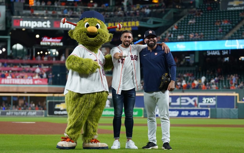 Héctor Herrera lanza la primera bola en partido de los Astros | Video