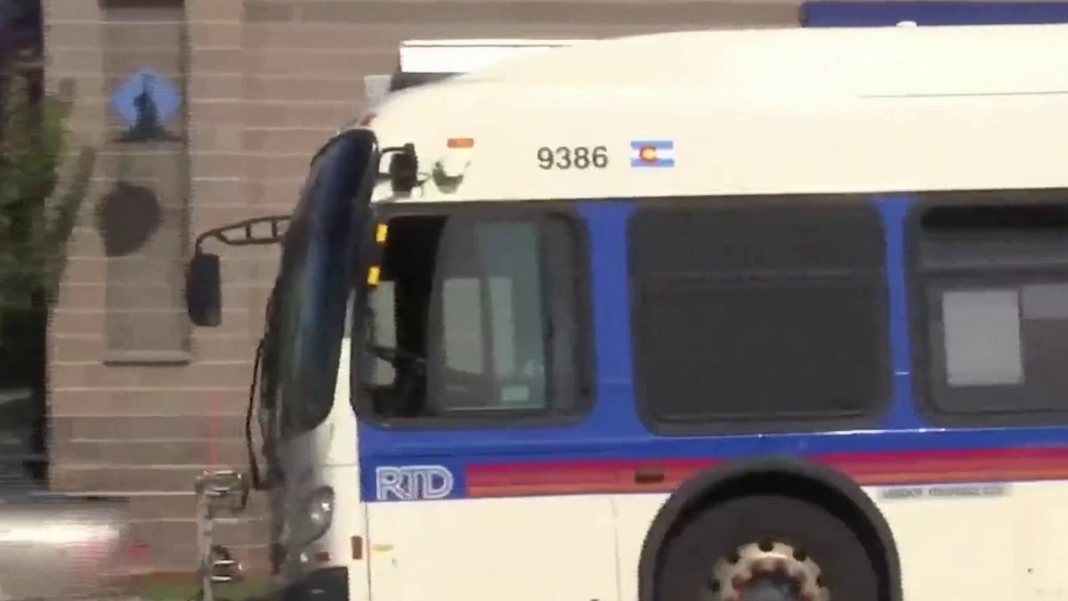 Hombre armado con un cuchillo en un autobús de RTD muere baleado por la policía de Aurora