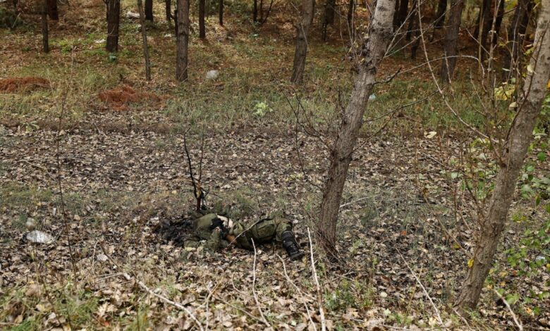 Hombres armados matan a 11 en base militar de Rusia