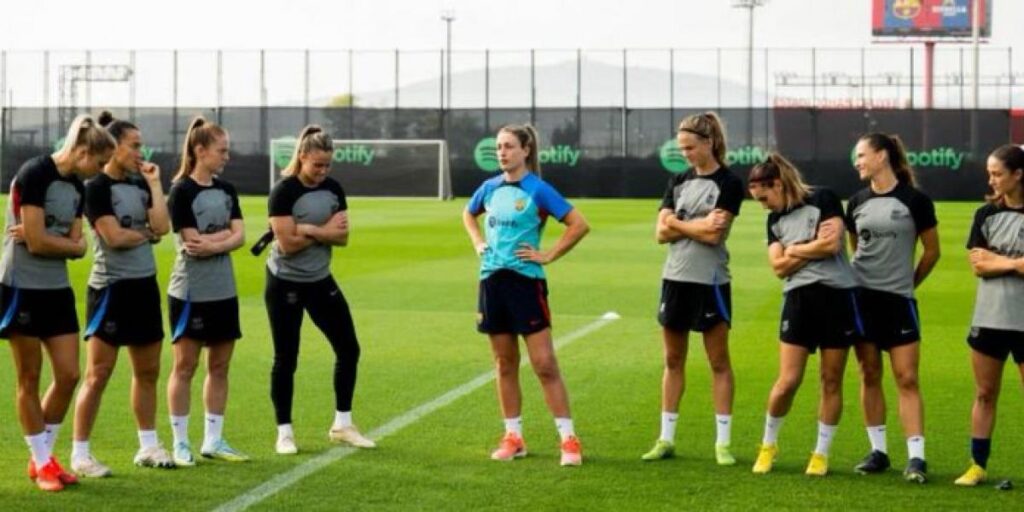 Homenaje de la plantilla a Alexia tras ganar el Balón de Oro