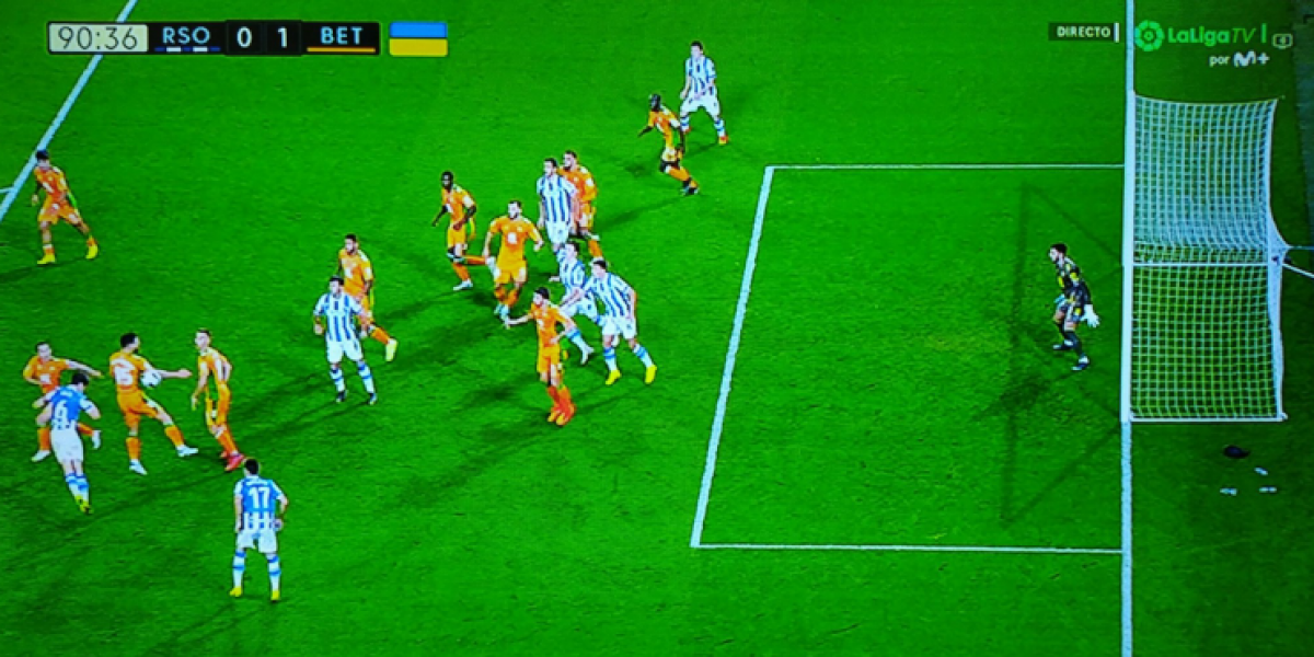 Iglesias Villenueva y el VAR se cenan un penalti a favor de la Real en el 90'