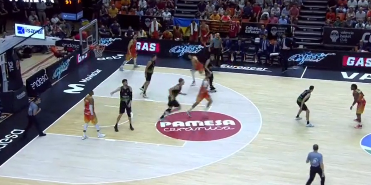 Indignación en Badalona con esta ‘ayuda’ arbitral al Valencia