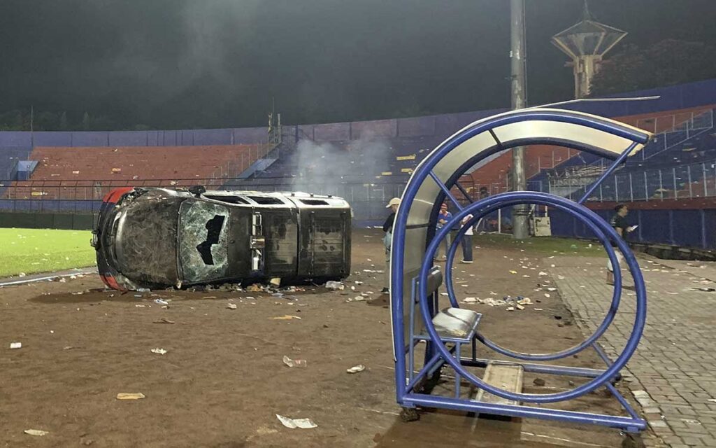 Indonesia suspende la liga de futbol tras estampida que dejó más de cien muertos