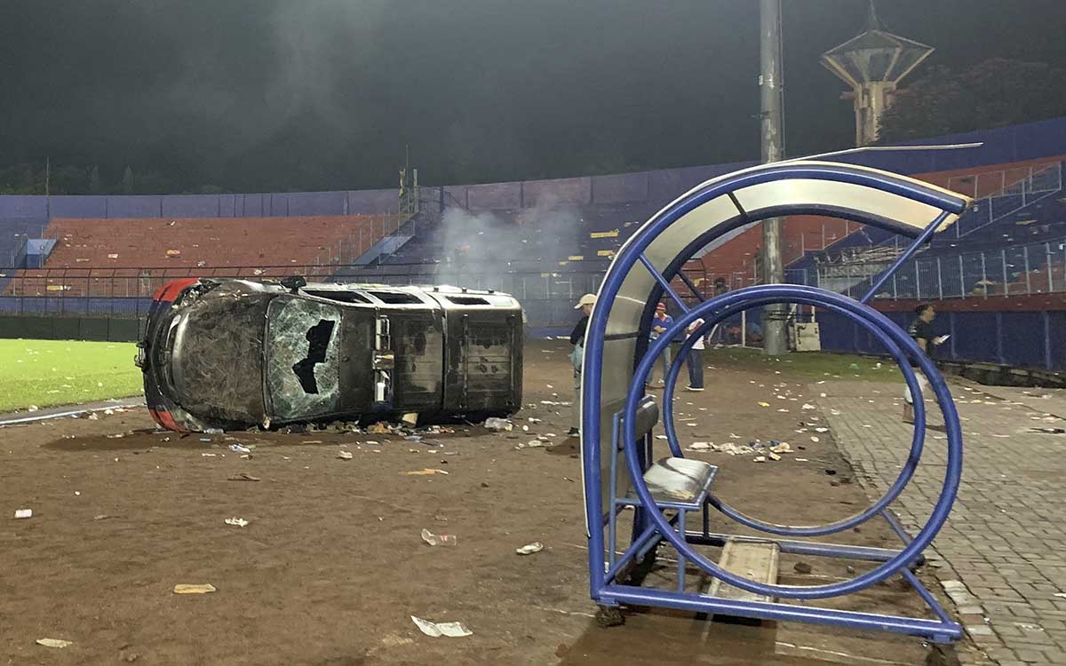 Indonesia suspende la liga de futbol tras estampida que dejó más de cien muertos