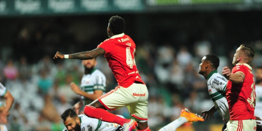 Internacional se aleja del Palmeiras tras su empate ante Coritiba