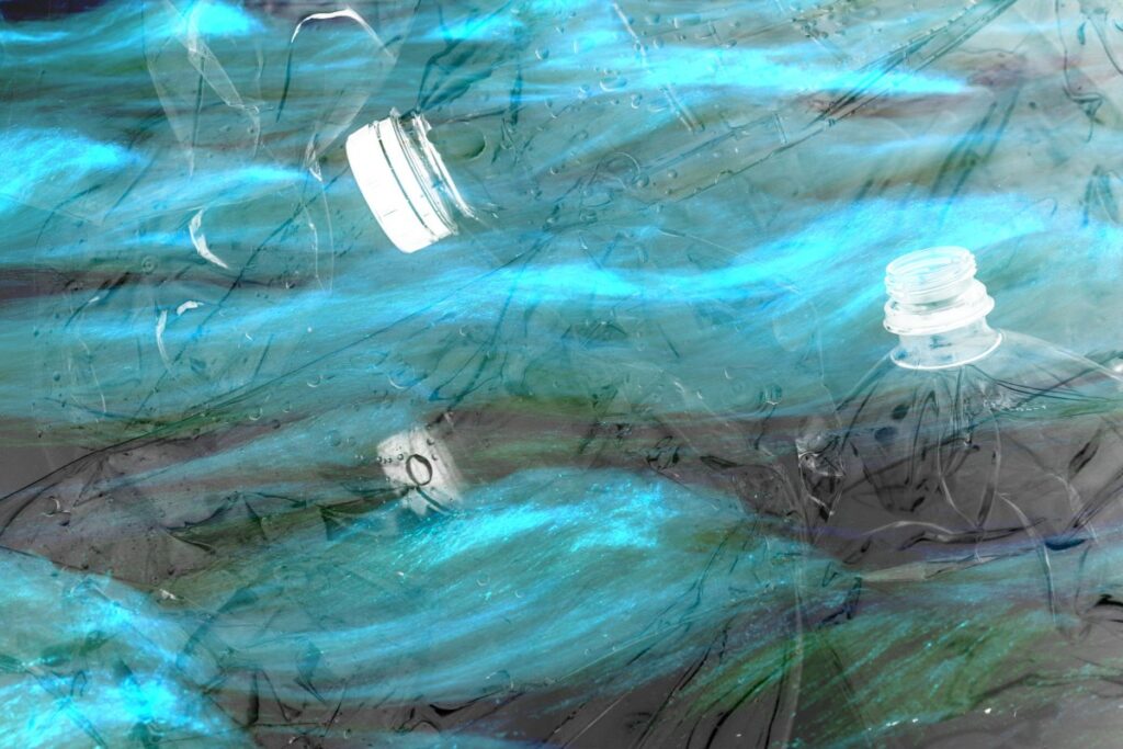 Intropic ayuda a que los plásticos de un solo uso se descompongan de adentro hacia afuera