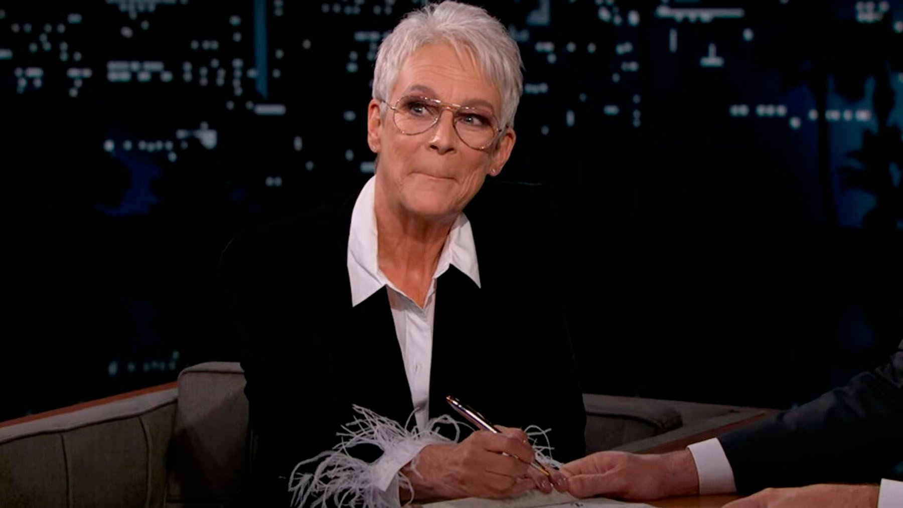 Jamie Lee Curtis firma un contrato en el show de Jimmy Kimmel y promete no estar en otra entrega de ‘Halloween’