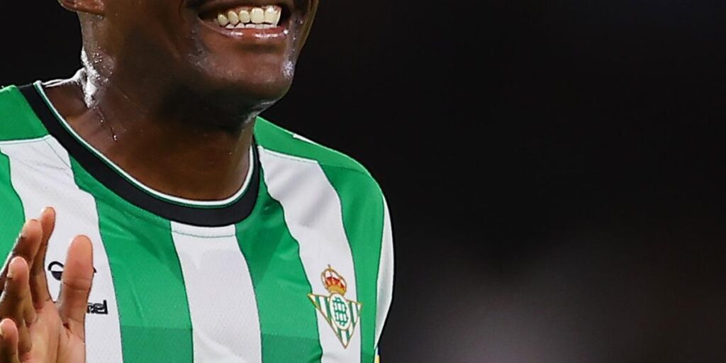 Joaquín mantiene viva la fiesta en el Villamarín