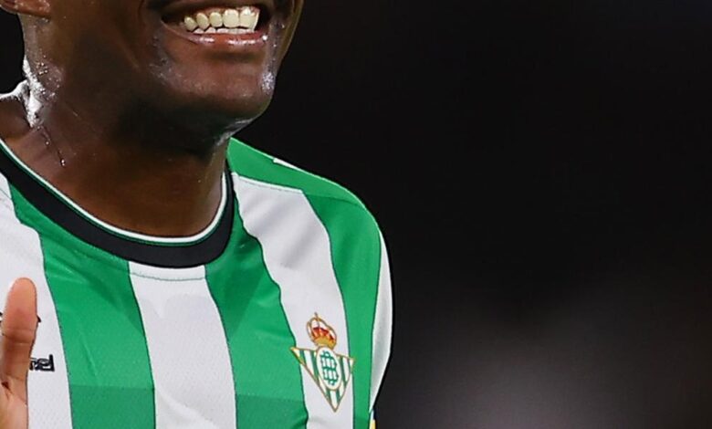 Joaquín mantiene viva la fiesta en el Villamarín