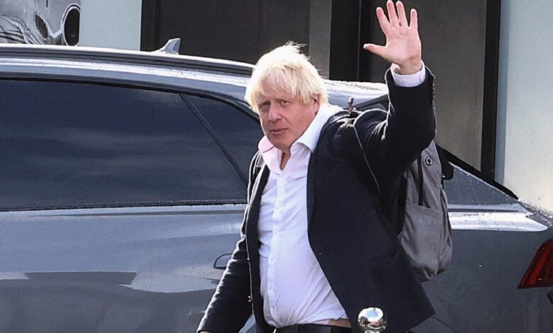 Johnson está de regreso en Reino Unido; apuesta por un rápido regreso político