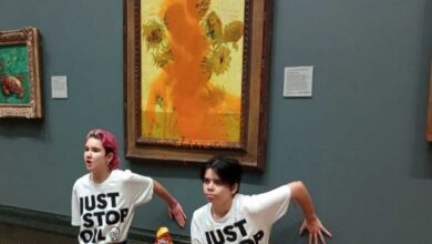 Jóvenes manifestantes enfrentan cargos por arrojar sopa a cuadro de Van Gogh