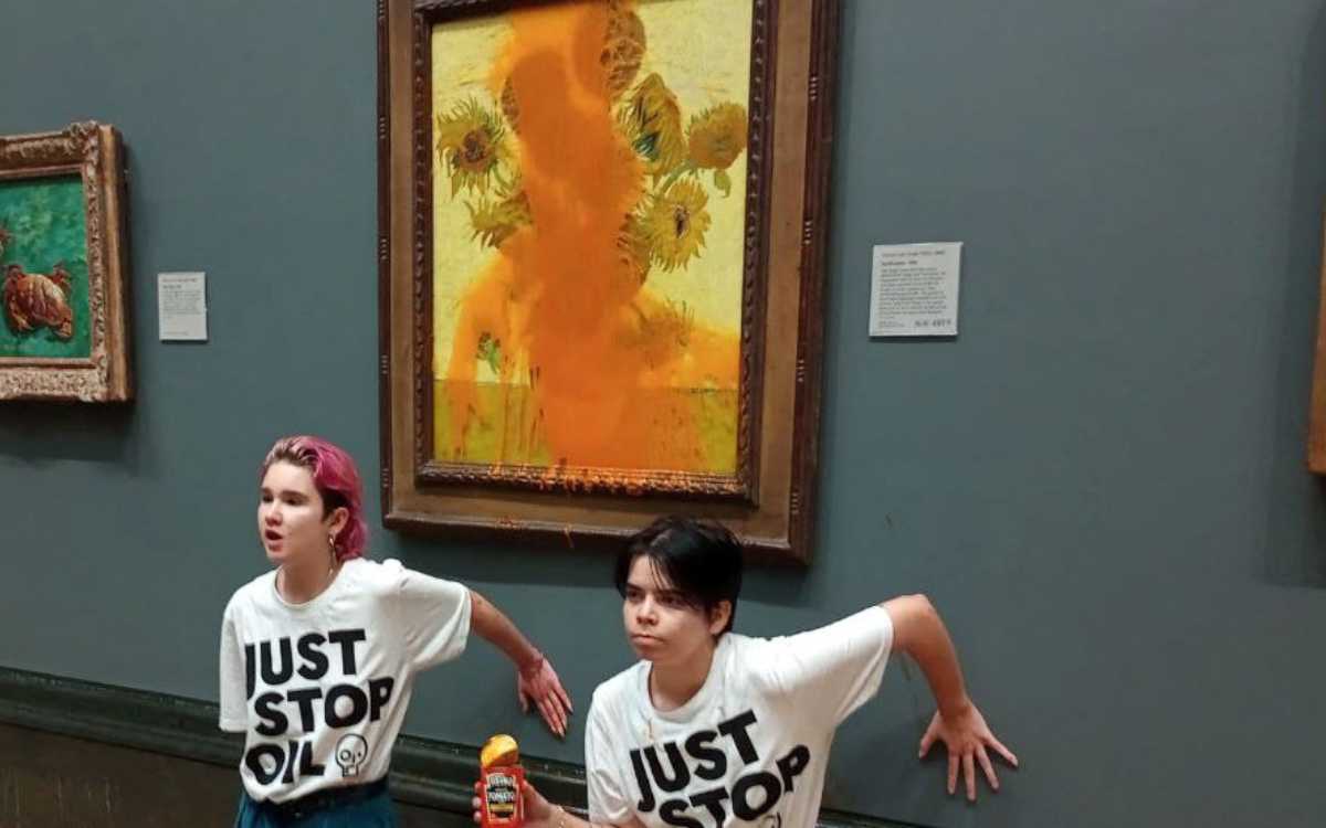 Jóvenes manifestantes enfrentan cargos por arrojar sopa a cuadro de Van Gogh