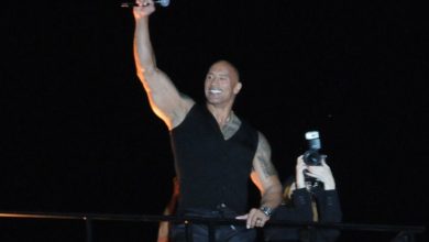 'La Roca', Dwayne Johnson, recibe peluche del Dr. Simi y le llevan Mariachi | Videos