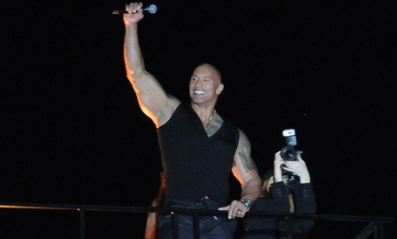 'La Roca', Dwayne Johnson, recibe peluche del Dr. Simi y le llevan Mariachi | Videos