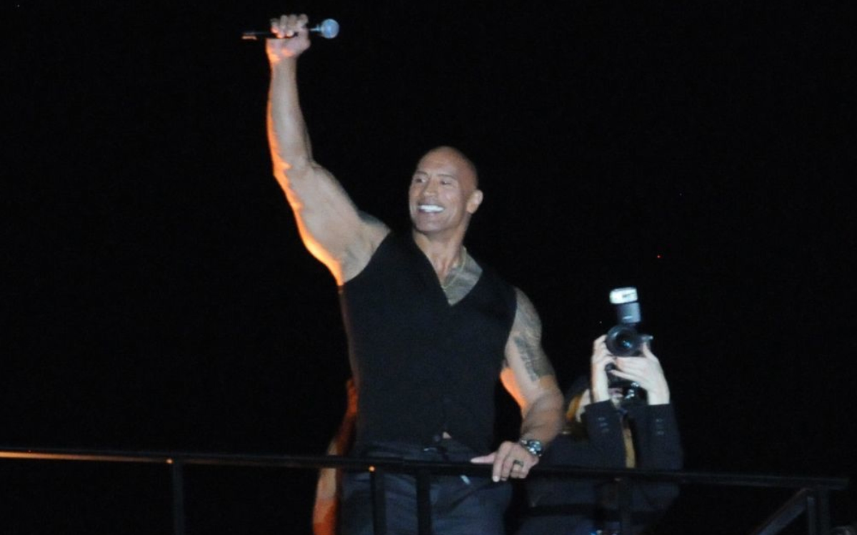 ‘La Roca’, Dwayne Johnson, recibe peluche del Dr. Simi y le llevan Mariachi | Videos