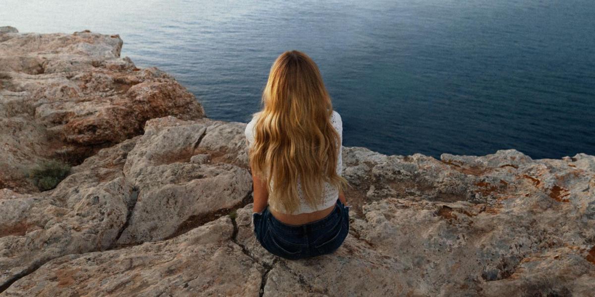 La Vecina Rubia regresa con 'Contando Atardeceres', su nueva novela