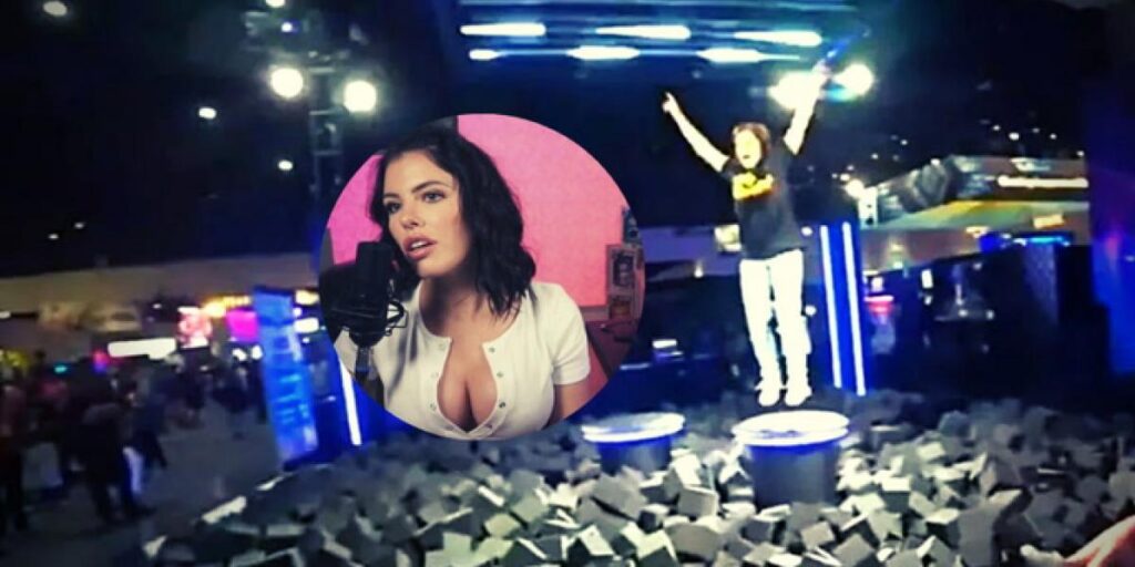 La actriz porno Adriana Chechik se parte la espalda durante un directo de Twitch