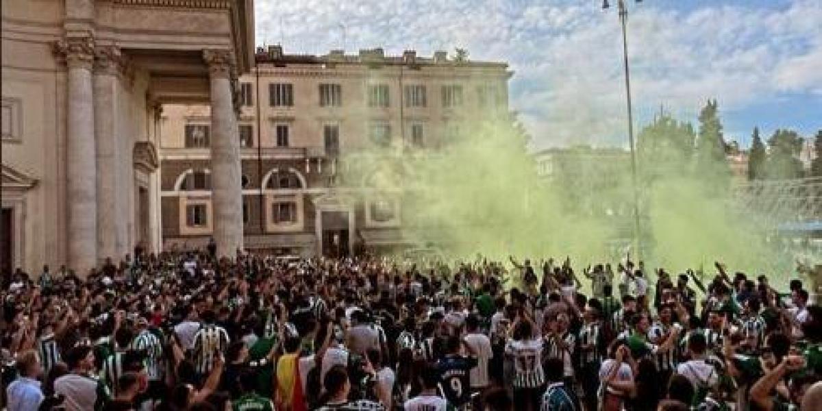 La afición del Betis tiñe Roma de verdiblanco